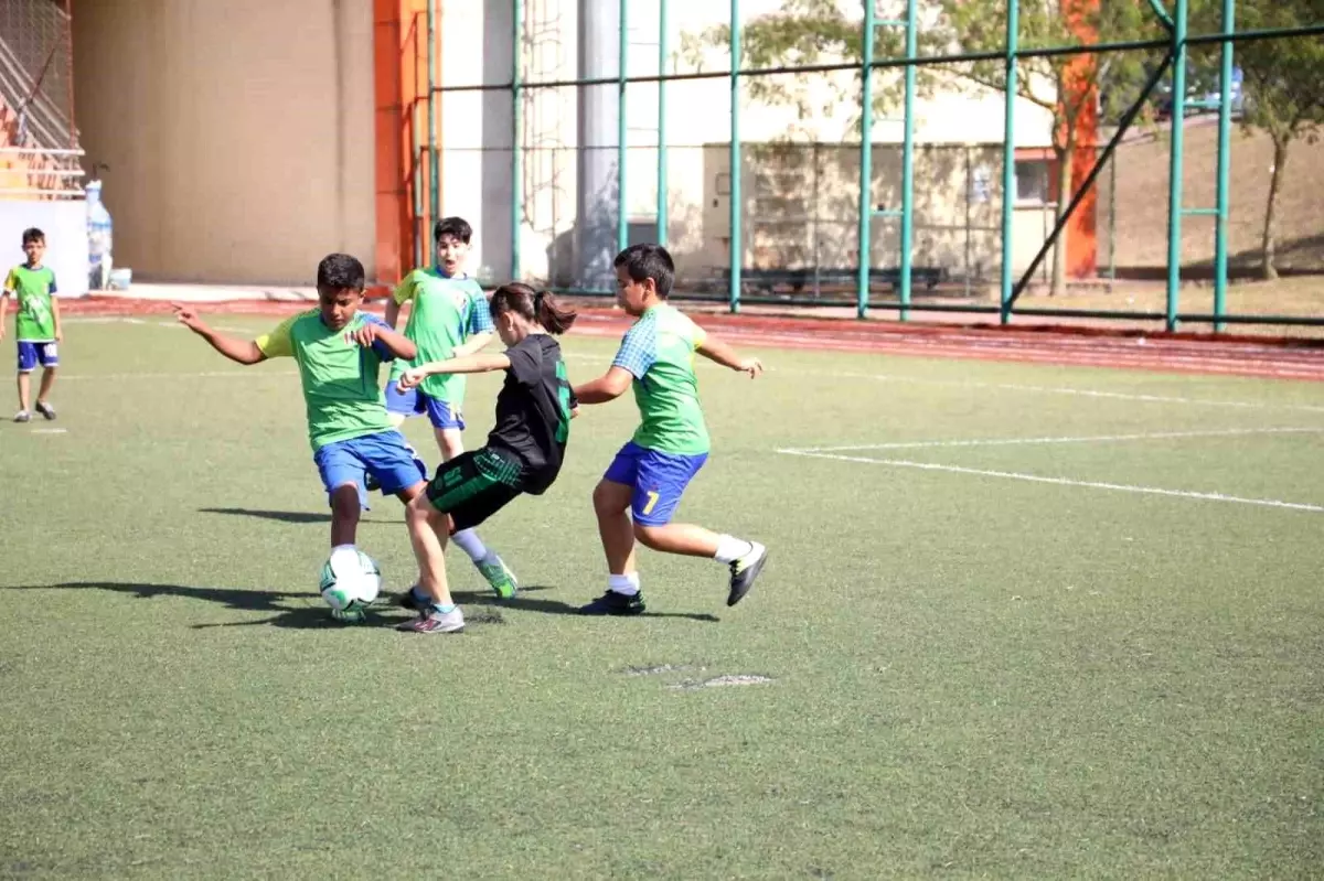 İzmit Belediyesi Minikler Pişmaniye Cup Futbol Turnuvası düzenledi