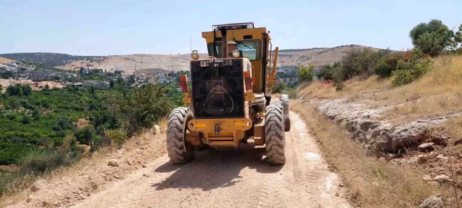 Nizip Belediyesi Kırsal Mahallelerde Yol Yapım Çalışmalarına Devam Ediyor