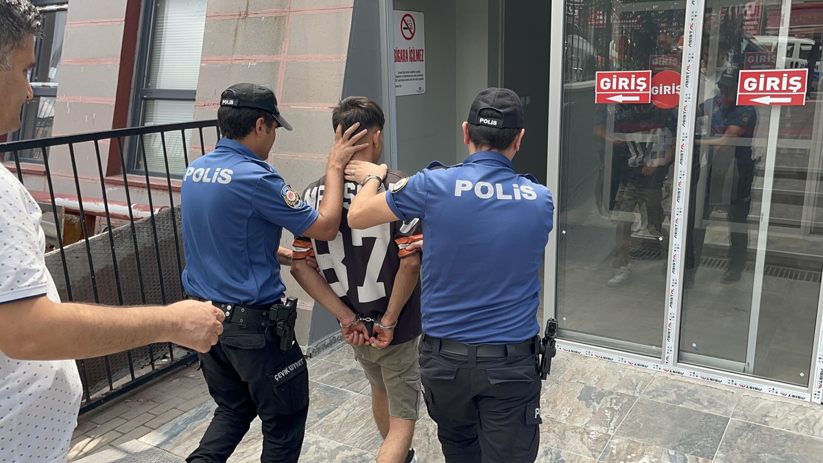 Eskişehir\'de Parkta Bıçaklı Kavga: 2 Yaralı