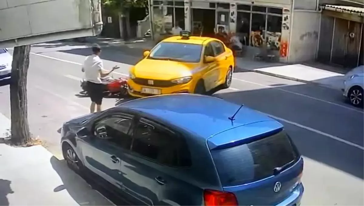 Pendik\'te Ticari Taksi ile Motosiklet Çarpıştı: Bir Kişi Yaralandı
