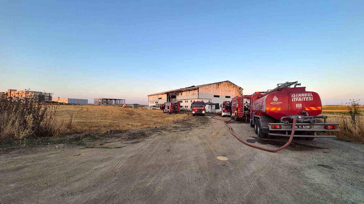 Silivri Değirmenköy\'deki Geri Dönüşüm Fabrikasında Patlama ve Yangın