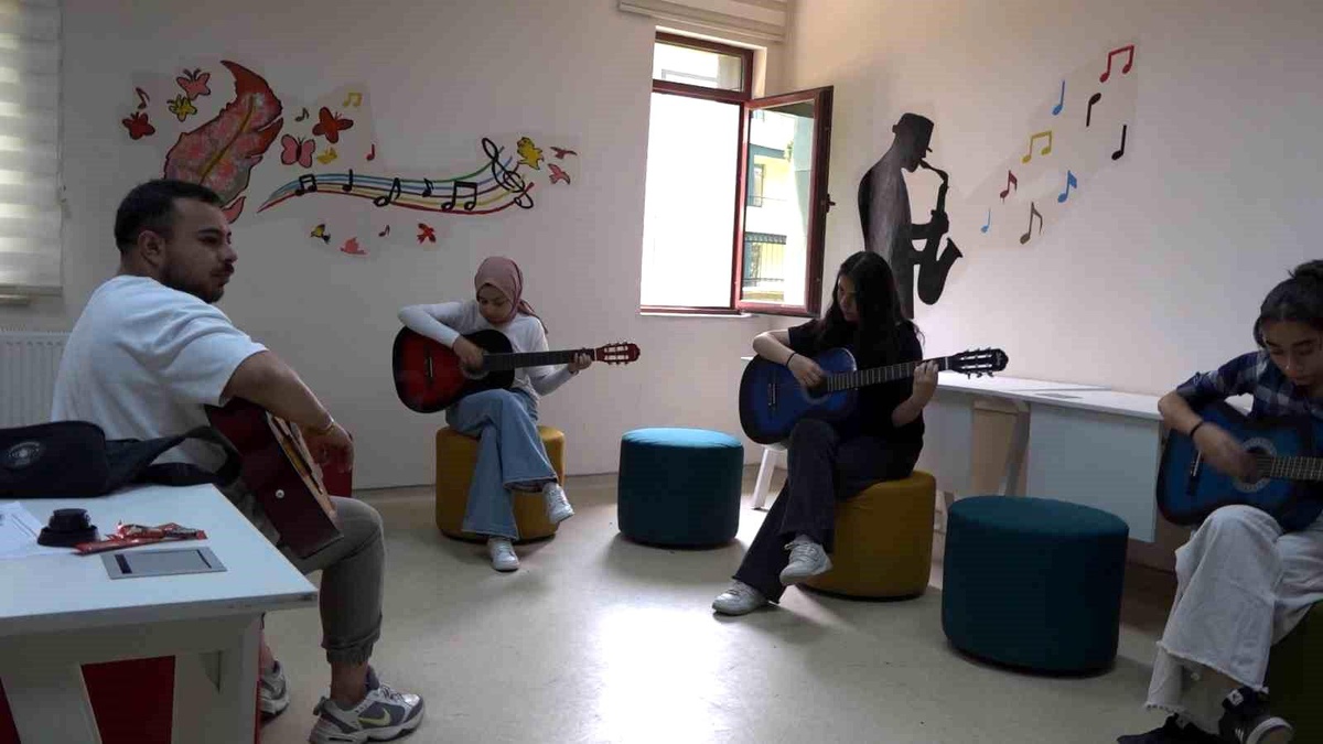 Tatvan\'da Gençlik ve Spor Bakanlığı tarafından düzenlenen gitar kursları büyük ilgi görüyor