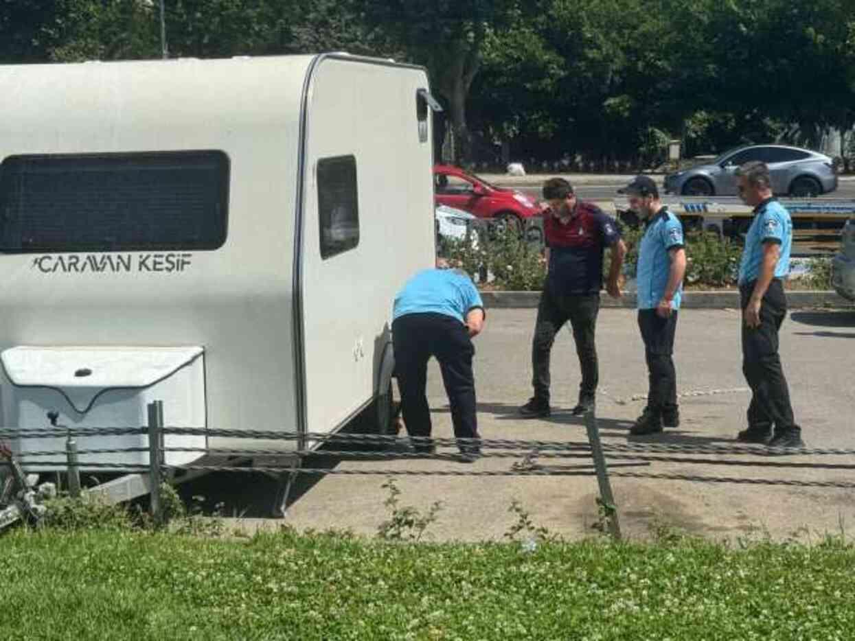 Tebligat gönderilmişti! Maltepe Sahili'ndeki karavanlar Yediemin Otoparkına çekildi