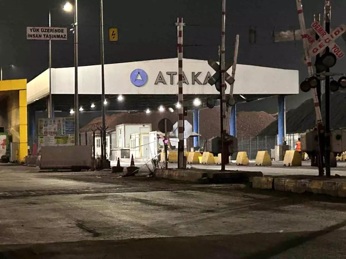 İskenderun körfezindeki Atakaş Limanı\'nda gemide yangın çıktı