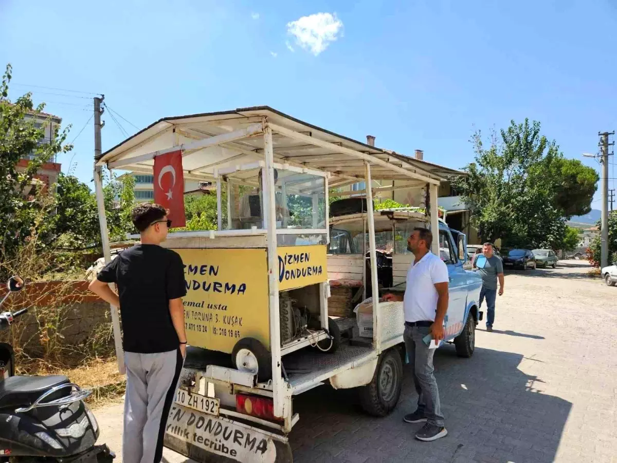 Balıkesir\'de 72 yaşındaki dondurmacı dededen miras mesleğini sürdürüyor