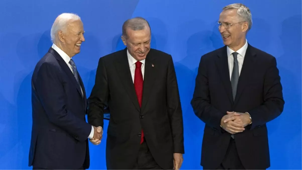 Erdoğan ve Biden\'dan ayaküstü sohbet! NATO zirvesinde aile fotoğrafı