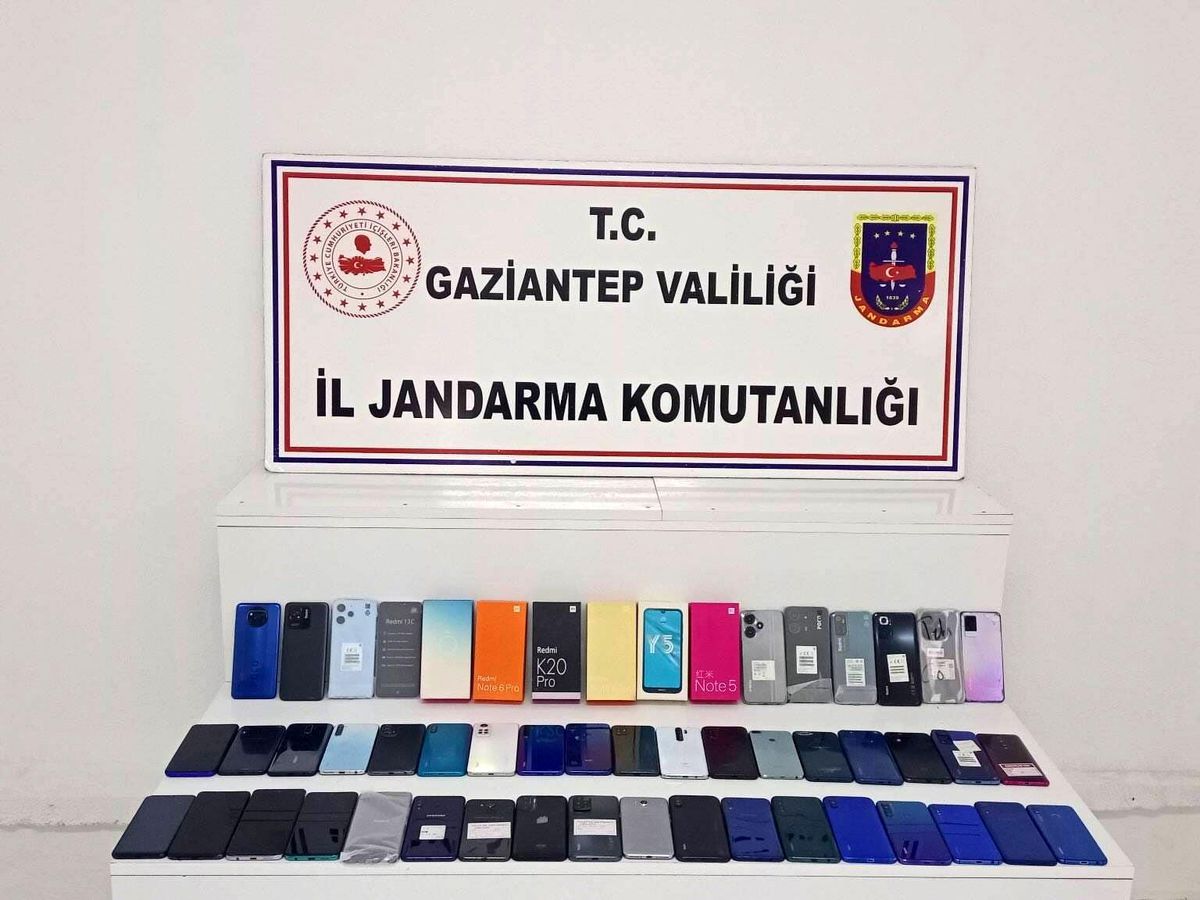 Gaziantep\'te 2 İş Yerine Yapılan Operasyonda 2 Milyon TL Değerinde 103 Kaçak Cep Telefonu Ele Geçirildi