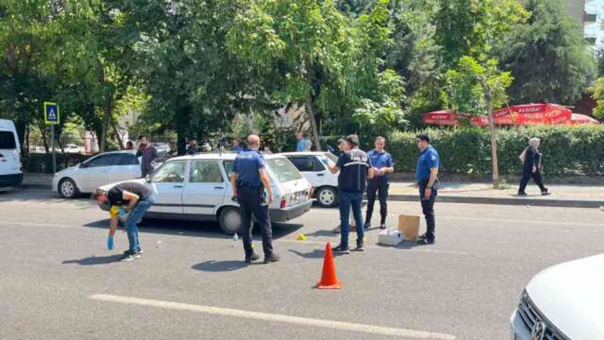Husumetli akrabalar trafikte karşılaştı! Gözünü kırpmadan kurşun yağdırdı