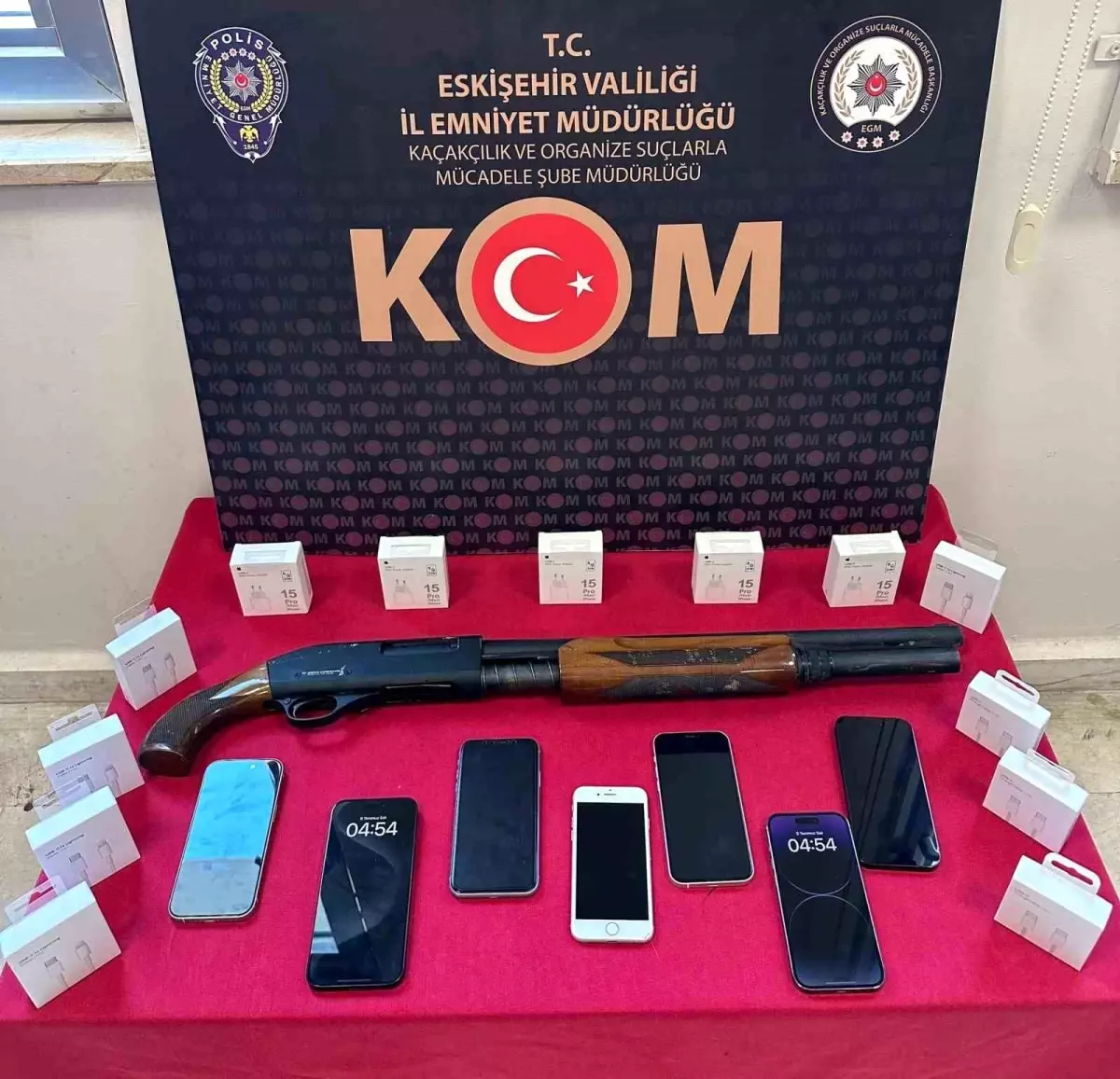 Eskişehir\'de Gümrük Kaçağı Cep Telefonları ve Av Tüfeği Ele Geçirildi