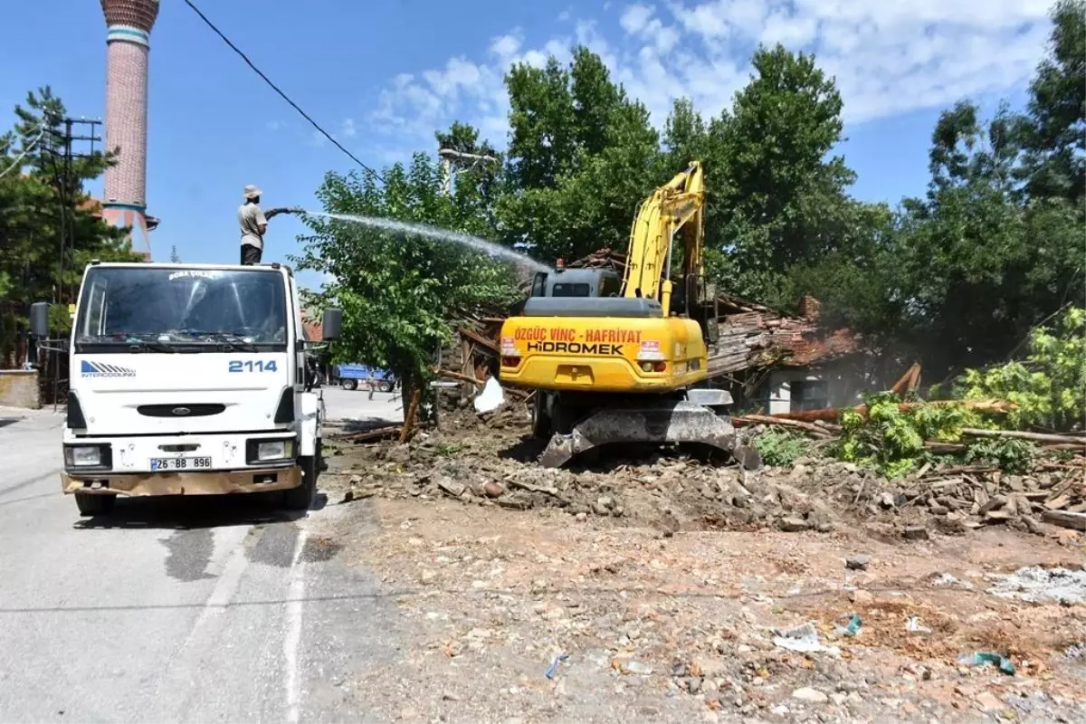 İnönü Belediyesi Metruk Binaları Yıkıyor