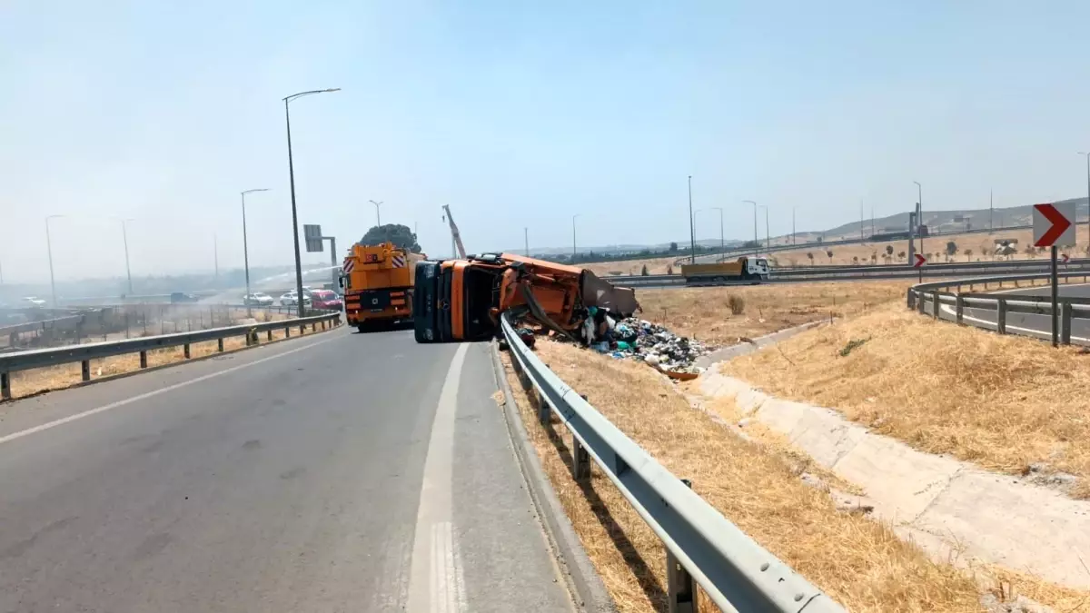 İzmir\'de atık taşıyan çekici devrildi, sürücü yaralandı