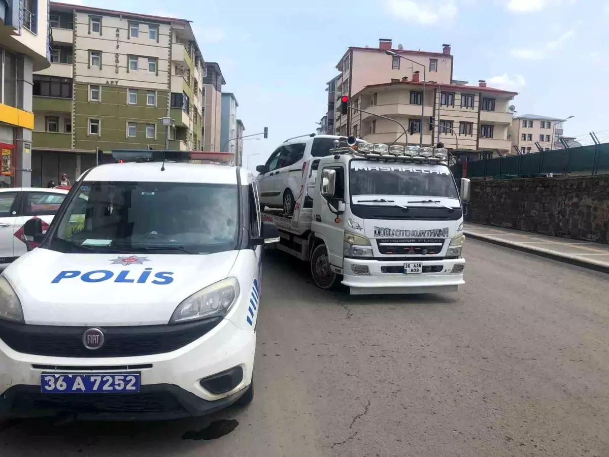 Kars\'ta Hafif Ticari Araç Kaza Yaptı: 1 Yaralı