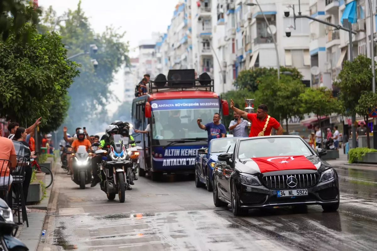 Kırkpınar Yağlı Güreşleri Şampiyonları Antalya\'da Coşkuyla Karşılandı