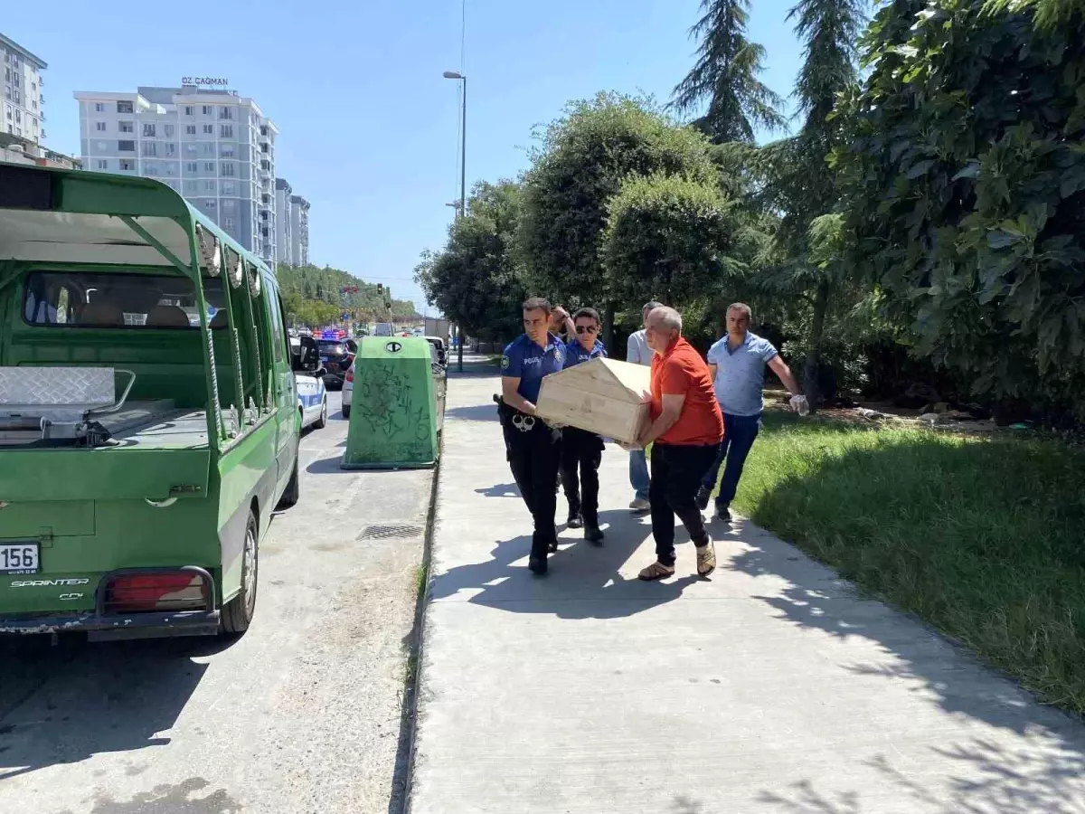 İstanbul Küçükçekmece\'de Boş Alanda Ceset Bulundu