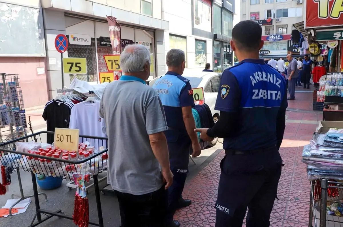 Akdeniz Belediyesi, yol ve kaldırım işgali yapan esnafa denetim gerçekleştirdi