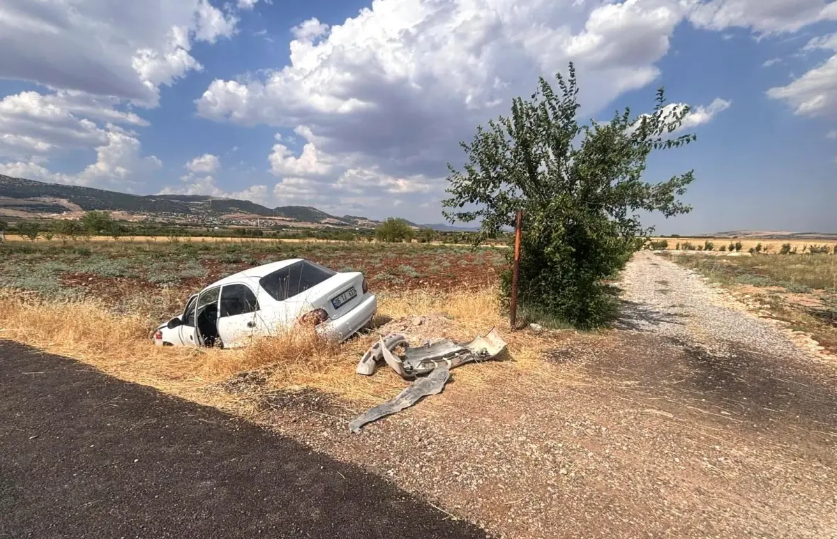 Adıyaman\'da Otomobil Şarampole Uçtu: 2 Yaralı