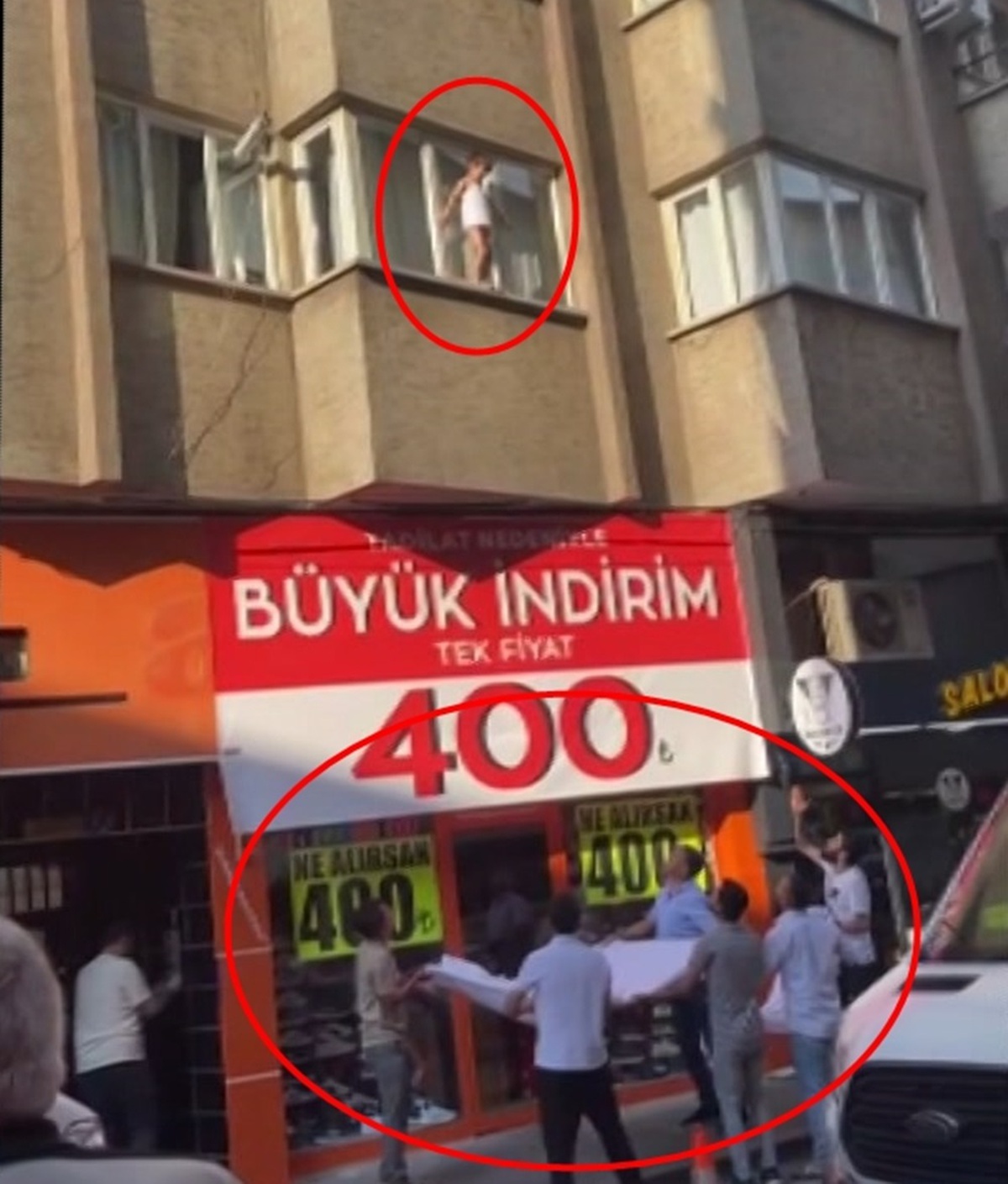 Esnaf, düşme ihtimaline karşı çocuğu önlem aldı