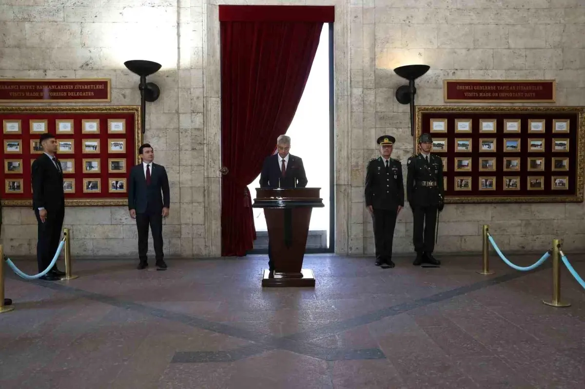 Sağlık Bakanı Prof. Dr. Kemal Memişoğlu, Anıtkabir\'i ziyaret etti