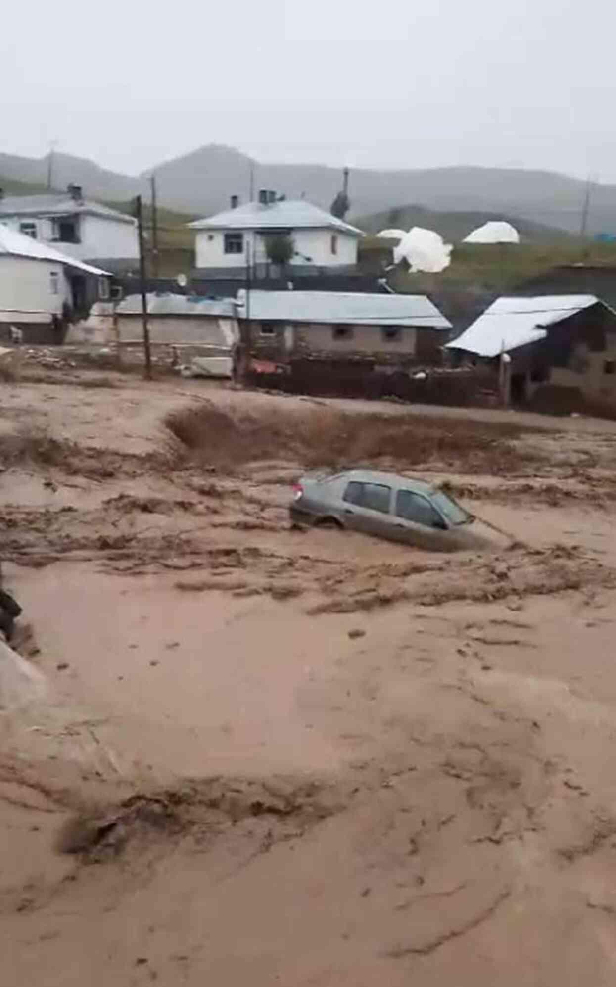 Şiddetli sağanak sele neden oldu! Derelerin taşıp köylerin su bastığı ilde 1 kişi kayıp