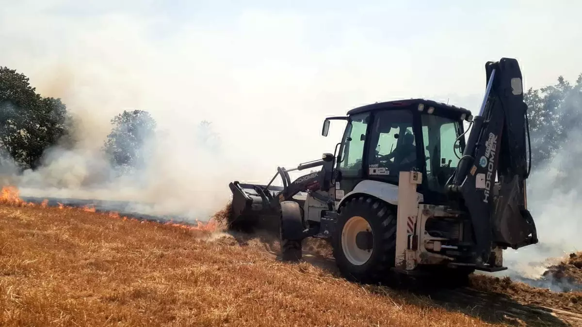 Tekirdağ\'da Biçilmiş Buğday Tarlasında Yangın