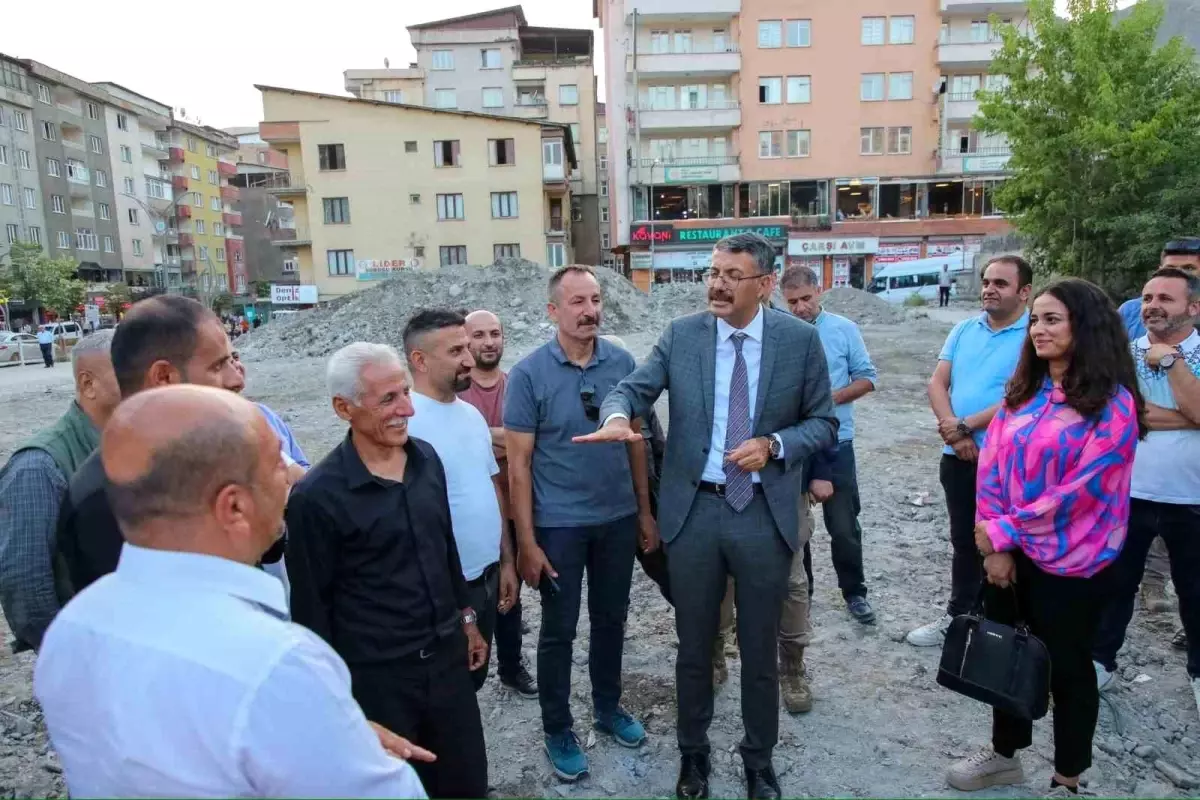 Hakkari Valisi Ali Çelik, yıkılan eski belediye binası alanında inceleme yaptı