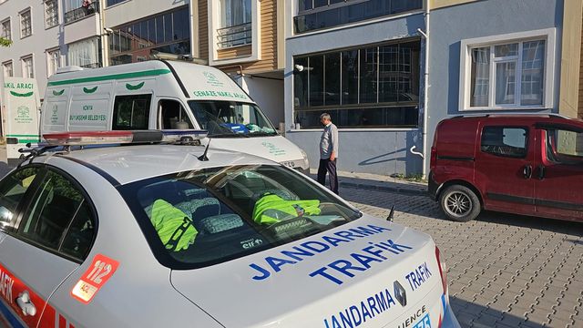 Konya'da şüpheli ölümler! Anne ile oğlu yangında, kızı ise aileye ait başka bir dairede can verdi Konya'da şüpheli ölümler! Anne ile oğlu yangında, kızı ise aileye ait başka bir dairede can verdi