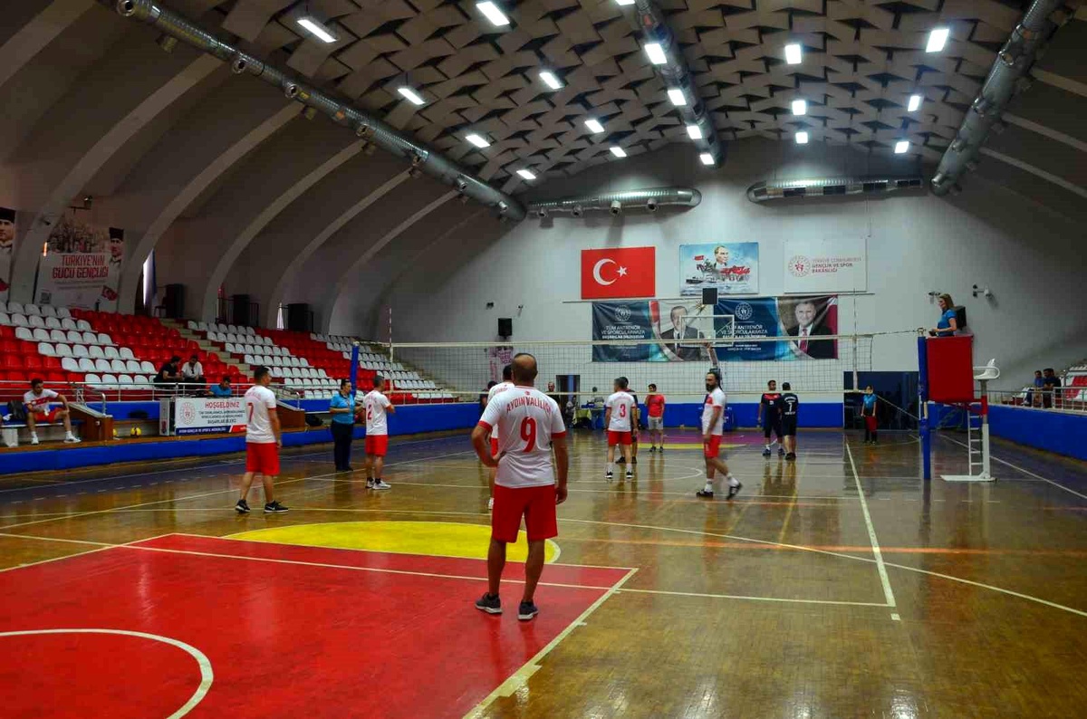 Aydın\'da 15 Temmuz Şehitleri Anma, Demokrasi ve Milli Birlik Günü kapsamında Voleybol Turnuvası başladı