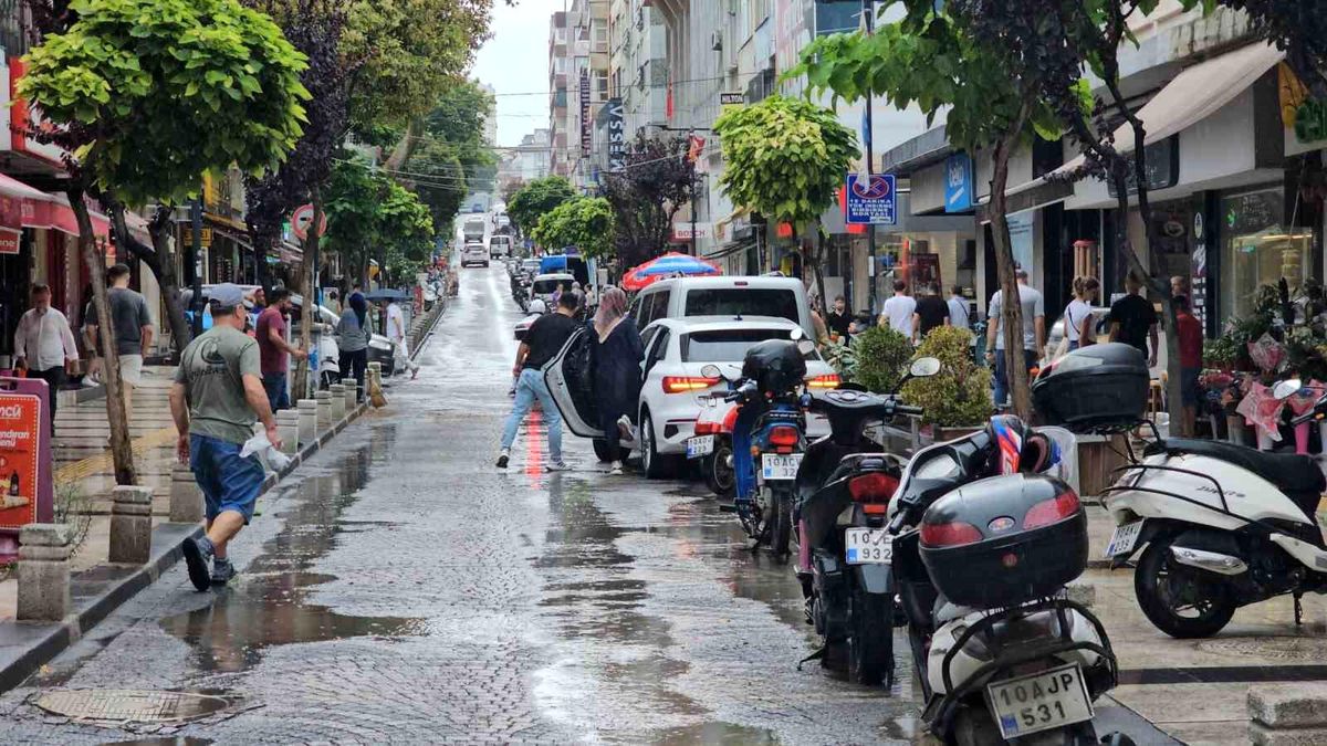 Bandırma\'da Aniden Başlayan Sağanak Yağış Serinletti