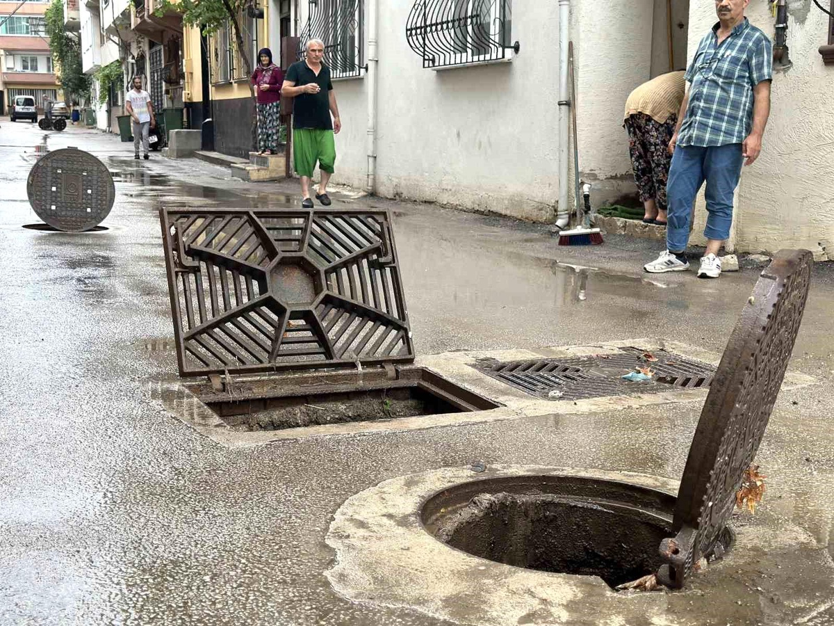 Bursa\'da Sağanak Yağış Sonrası Yollar Dereye Döndü