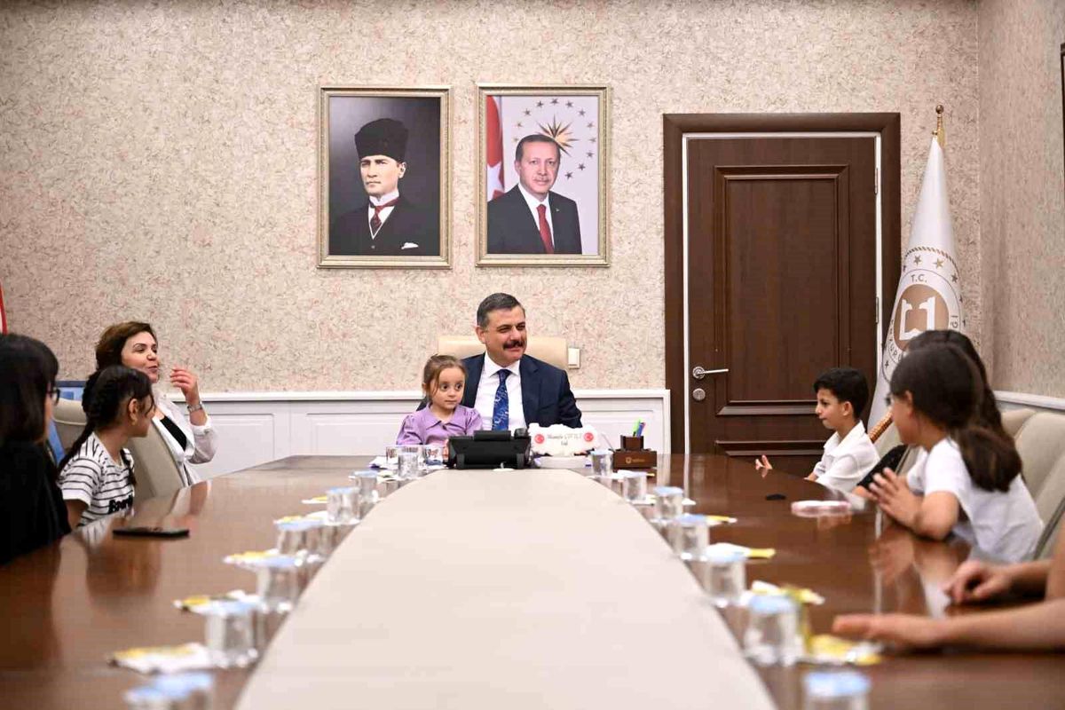 Erzurum Valisi Mustafa Çiftçi, Çorum\'da yetim çocuklarla buluştu