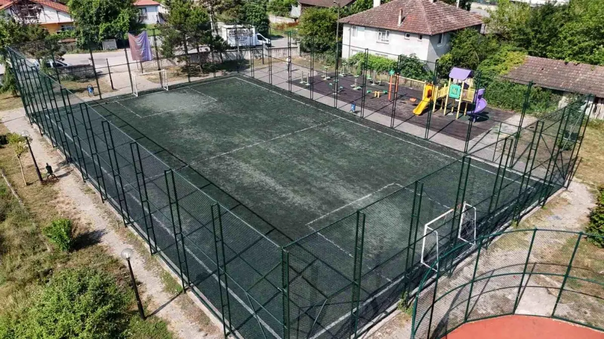 Düzce Belediyesi Spor Sahalarını Yeniliyor