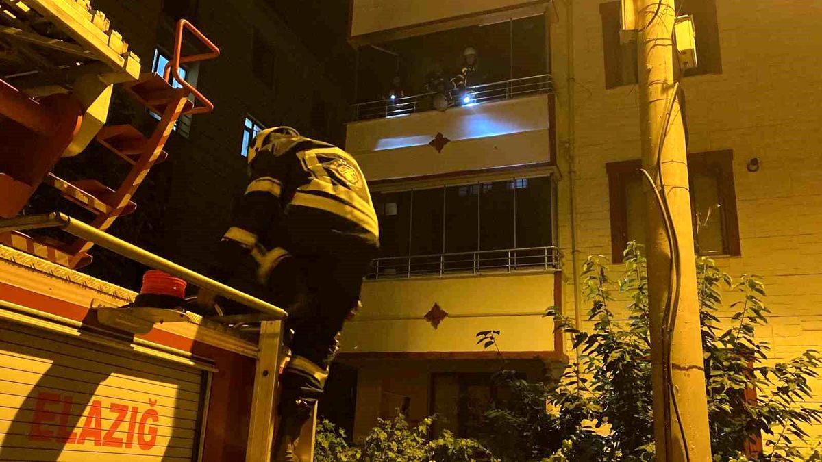 Elazığ\'da alkollü şahıs evini yakarken itfaiye müdahale etti