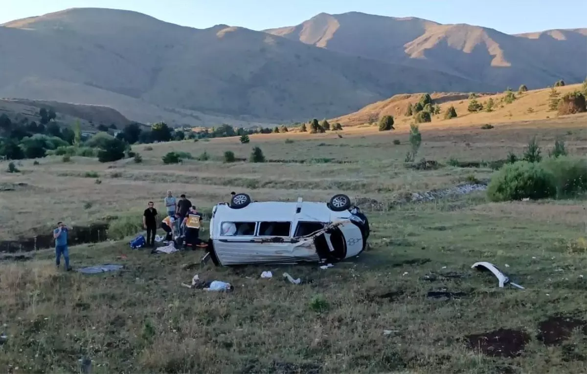 Erzincan\'da minibüs devrildi: 1 ölü, 6 yaralı