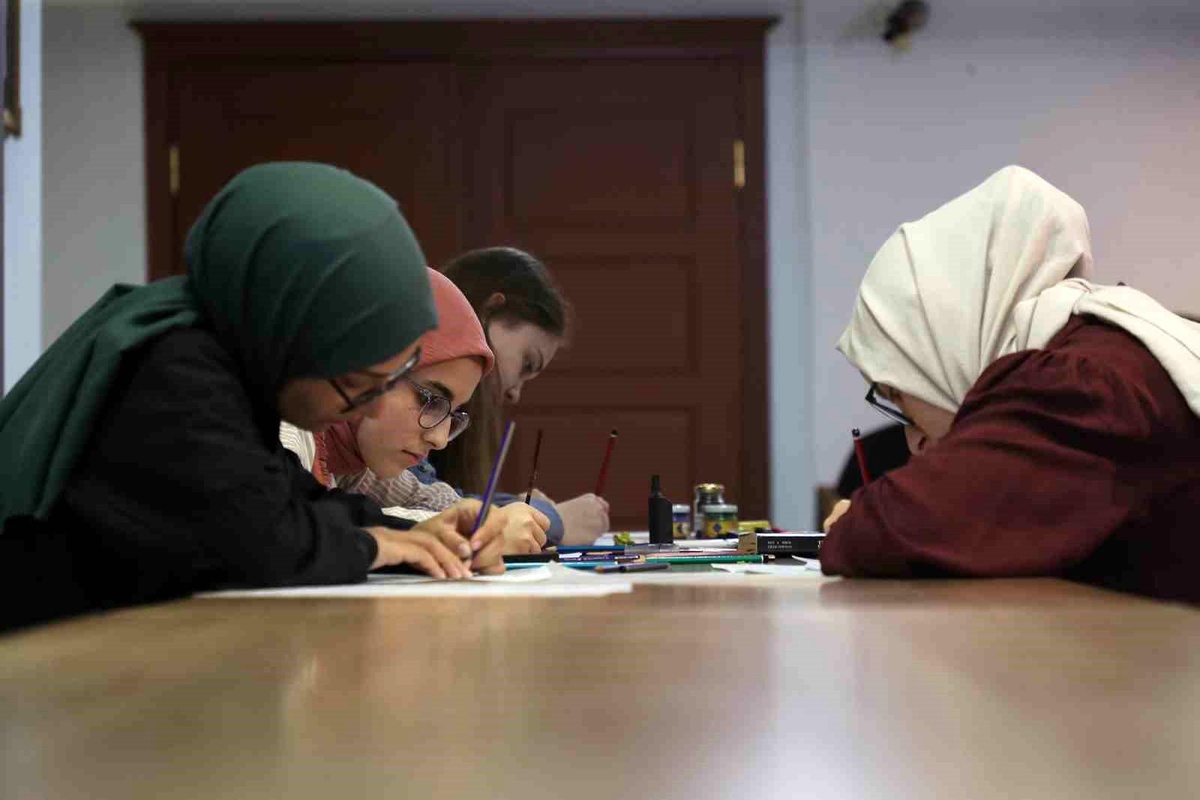 Sakarya Büyükşehir Belediyesi Genç Atölye\'de Çini ve Rika Yazımı Eğitimi Veriyor