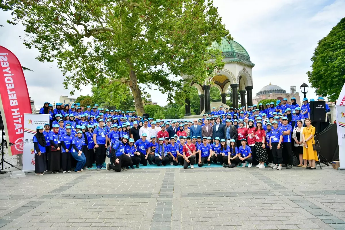 Fatih Belediyesi \'Gönüllü Turizm Elçileri\' projesiyle turistlere yardımcı oluyor