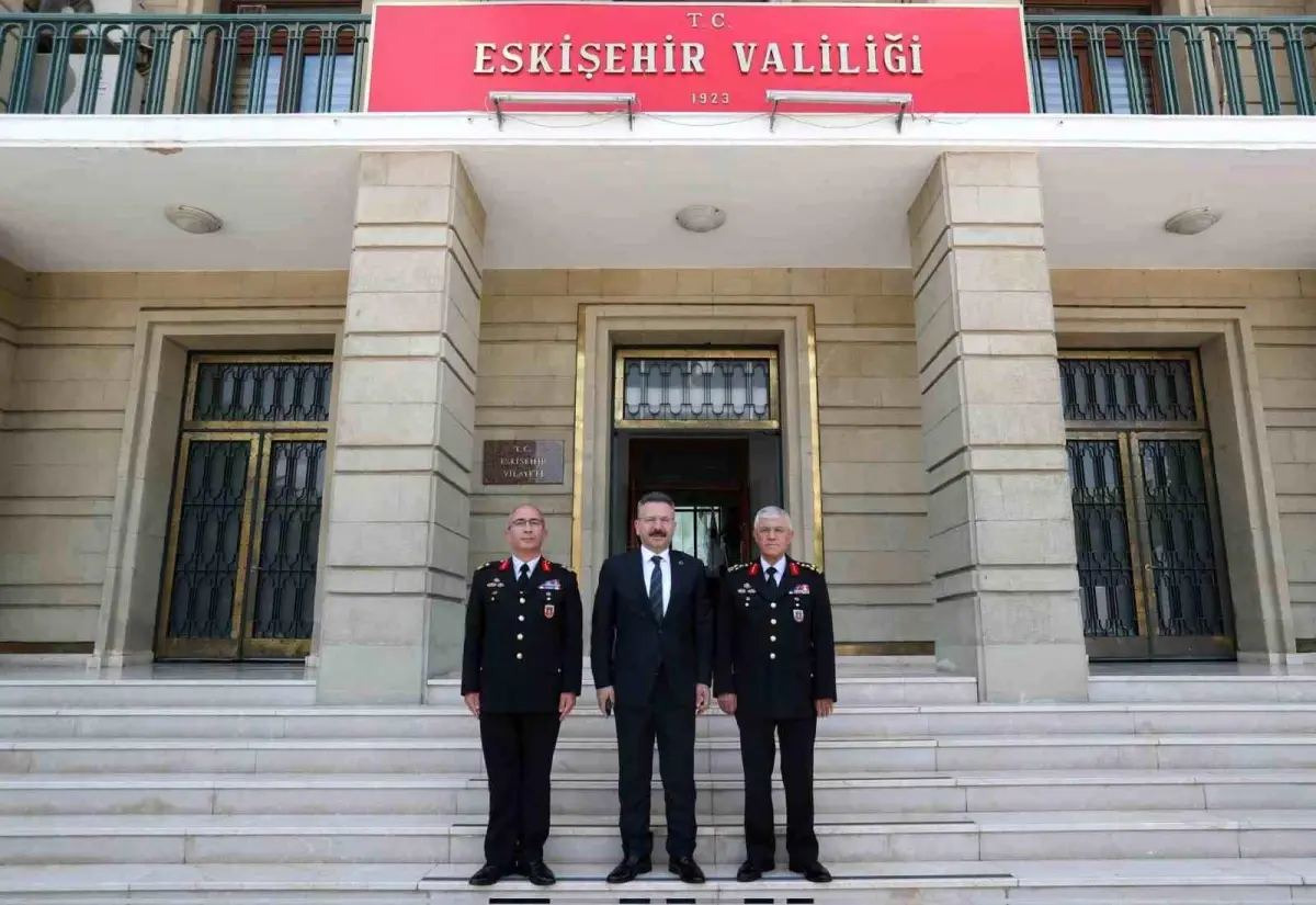 Jandarma Genel Komutanı Orgeneral Arif Çetin, Eskişehir Valisi Hüseyin Aksoy\'u ziyaret etti