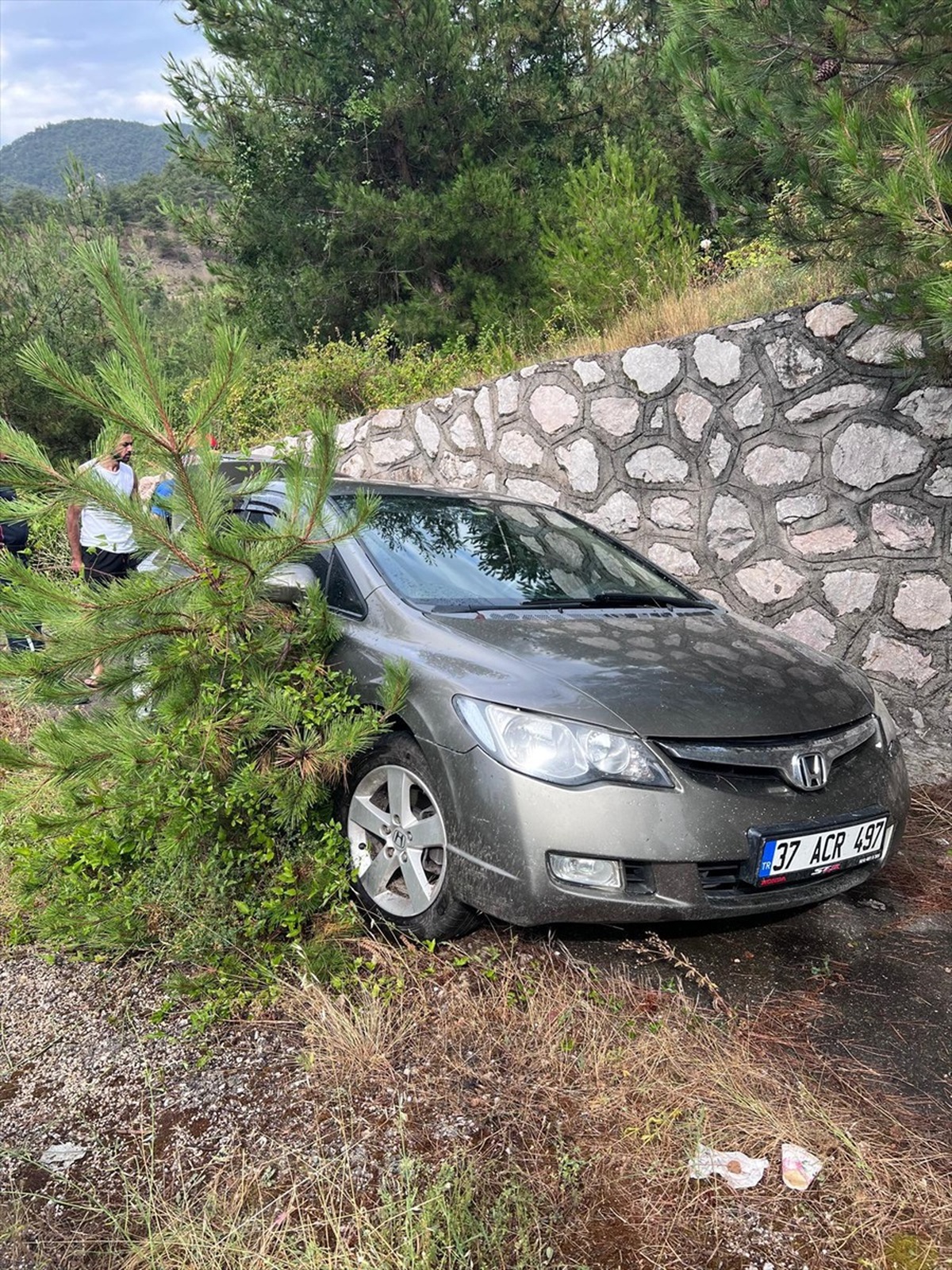 Karabük\'te otomobil istinat duvarına çarptı: 3 yaralı