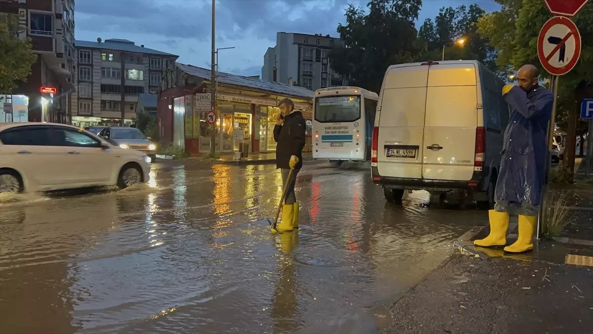 Kars\'ta Şiddetli Sağanak Sonucu Cadde ve Sokaklarda Su Birikintileri Oluştu