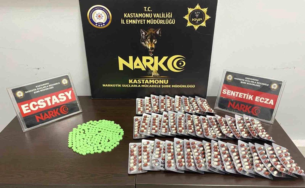 Kastamonu\'da Uyuşturucu Operasyonu: 212 Adet Ecstasy ve 556 Adet Sentetik Ecza Hapı Ele Geçirildi