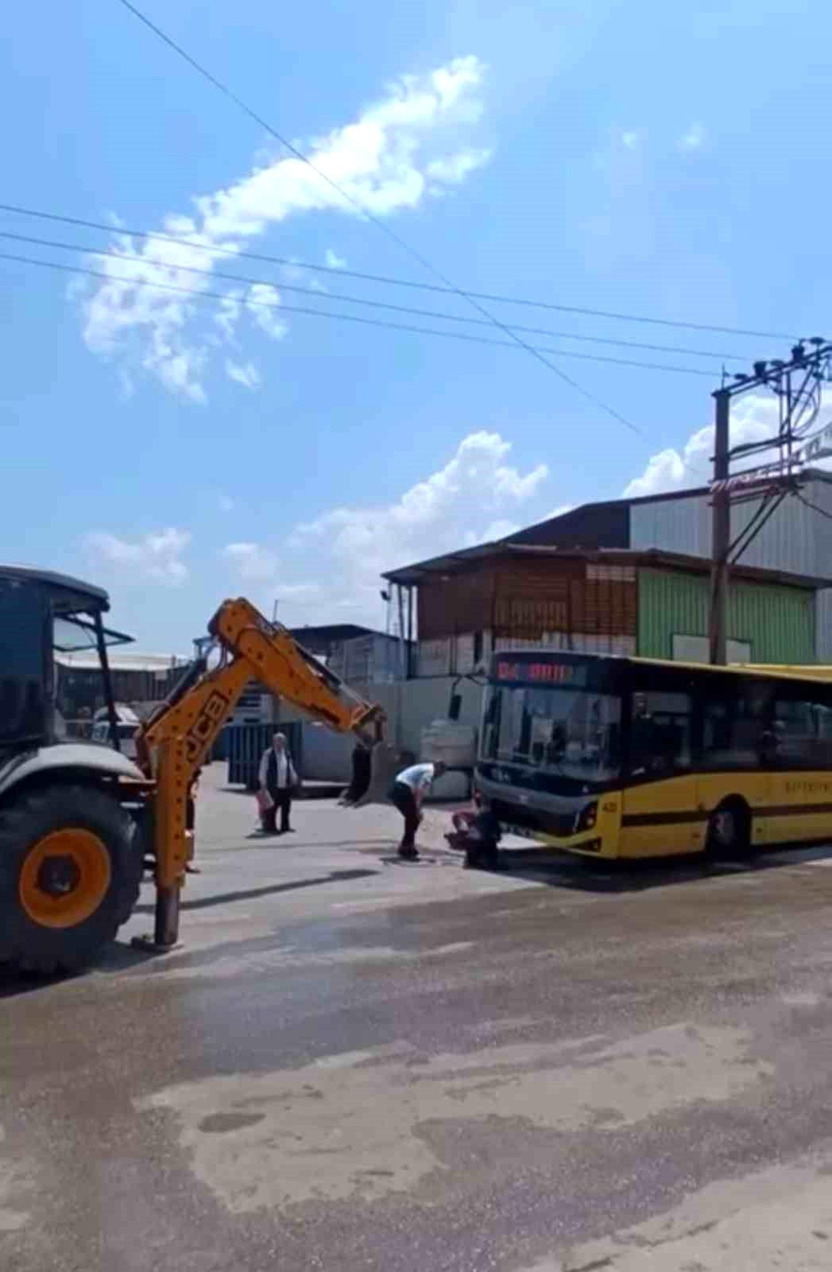 Bursa\'da Halk Otobüsü Çukura Saplandı