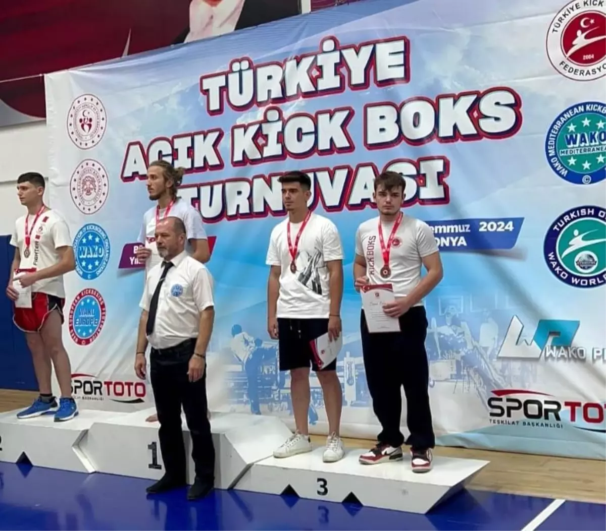 Sakarya Büyükşehir Belediyesi Kick Boks Sporcuları Türkiye Açık Kick Boks Turnuvası\'nda Madalyalar Kazandı