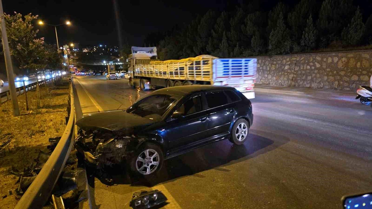 Adıyaman\'da Kontrolden Çıkan Otomobil Bariyerlere Çarptı
