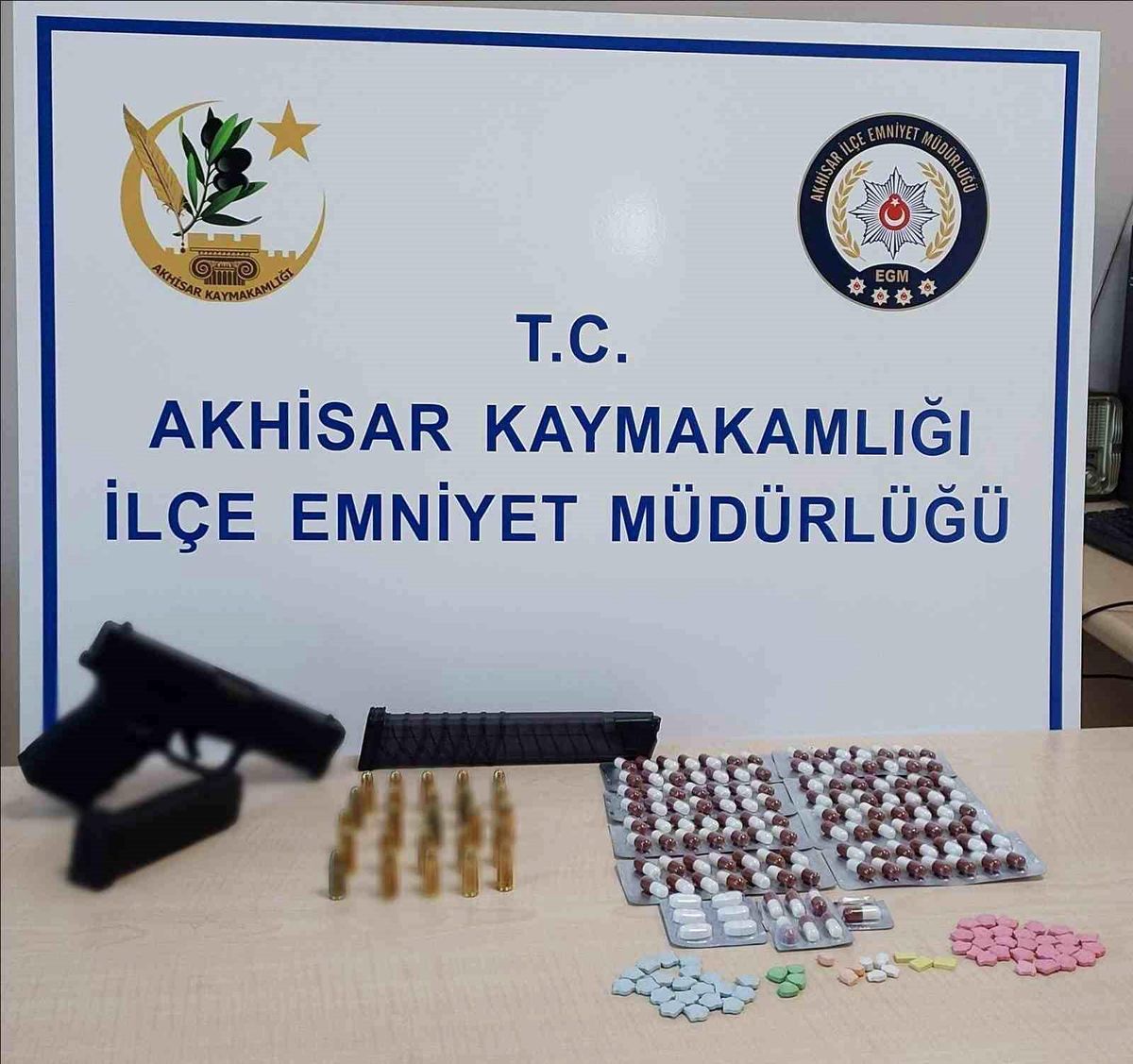 Manisa\'da Uyuşturucu ve Silah Yakalandı, Aranan Şahıs Gözaltına Alındı