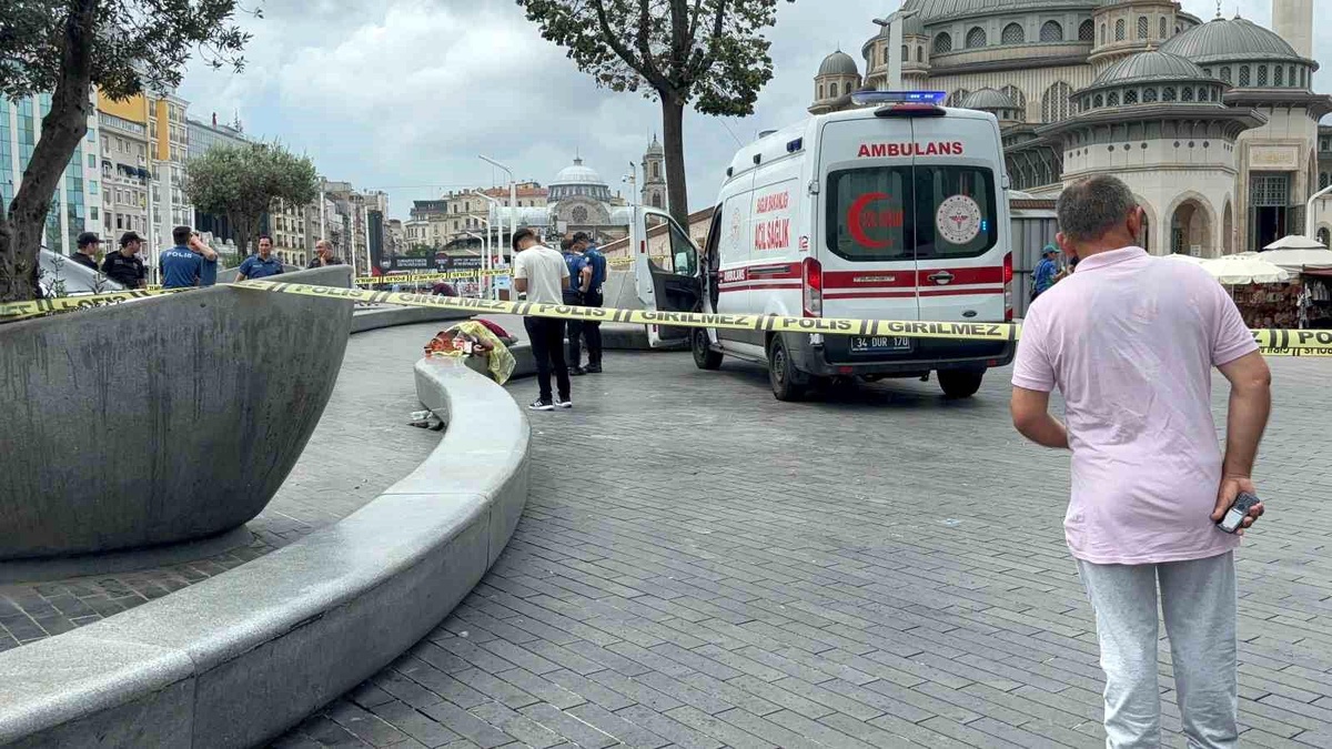Taksim Meydanı\'nda Uzanan Kişi Ölü Bulundu