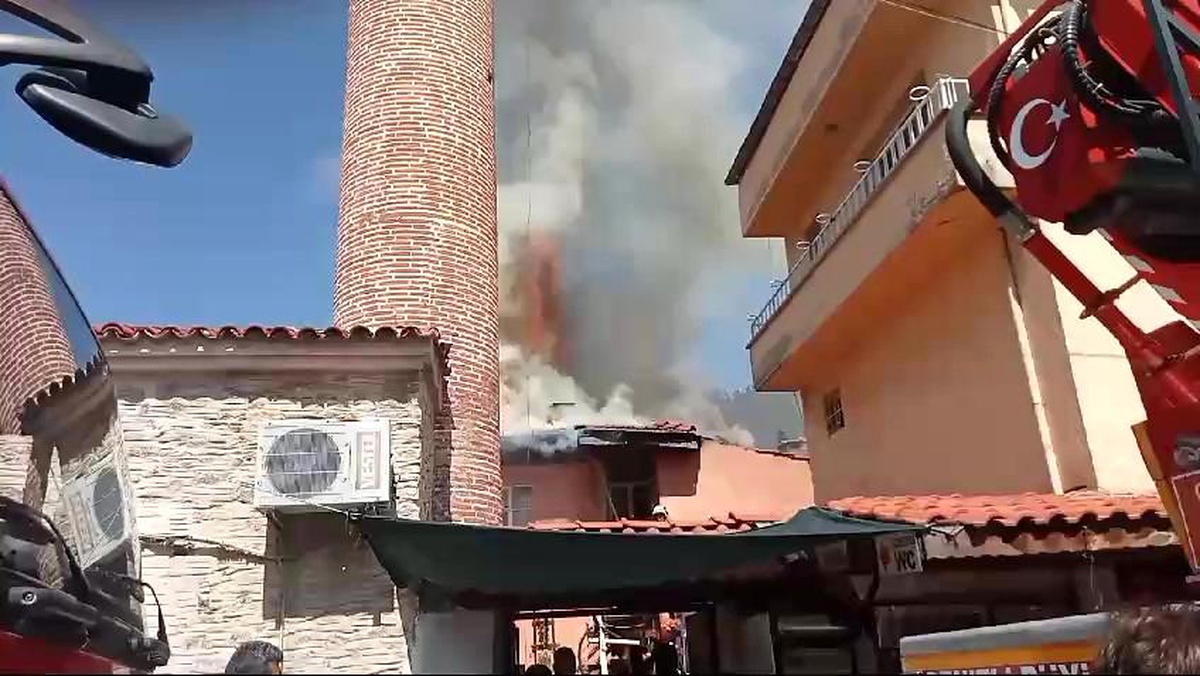 Denizli\'nin Buldan ilçesinde tarihi konakta çıkan yangın kontrol altına alındı