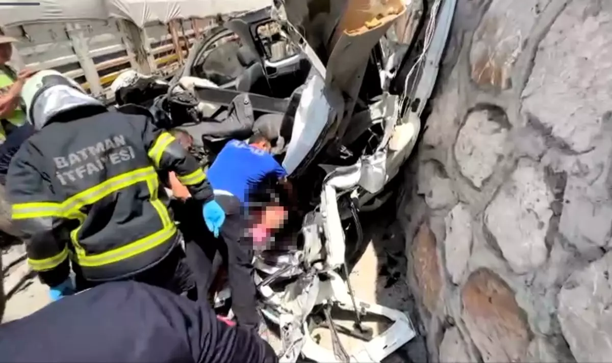 Batman\'da TIR Kazası: Hafif Ticari Araç Sürücüsü Hayatını Kaybetti