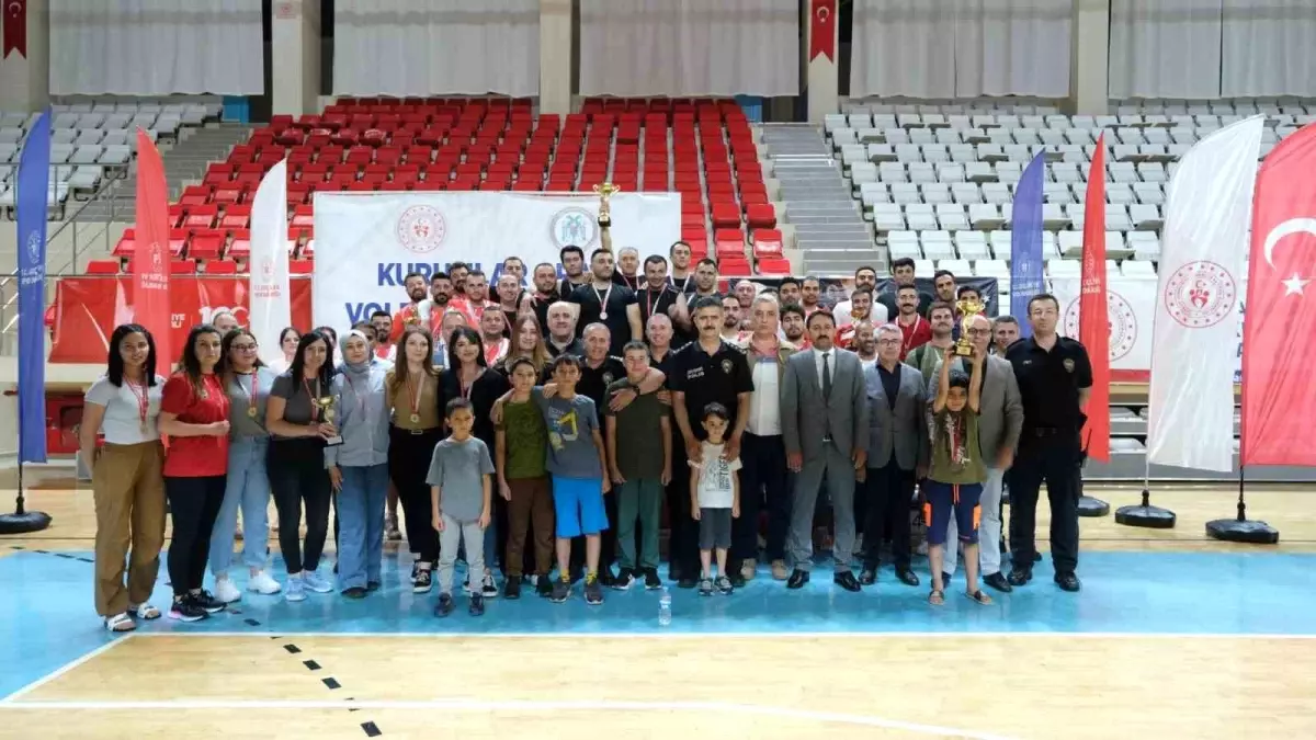 Erzincan İl Emniyet Müdürlüğü 15 Temmuz Demokrasi ve Milli Günü Voleybol Turnuvasının Şampiyonu Oldu