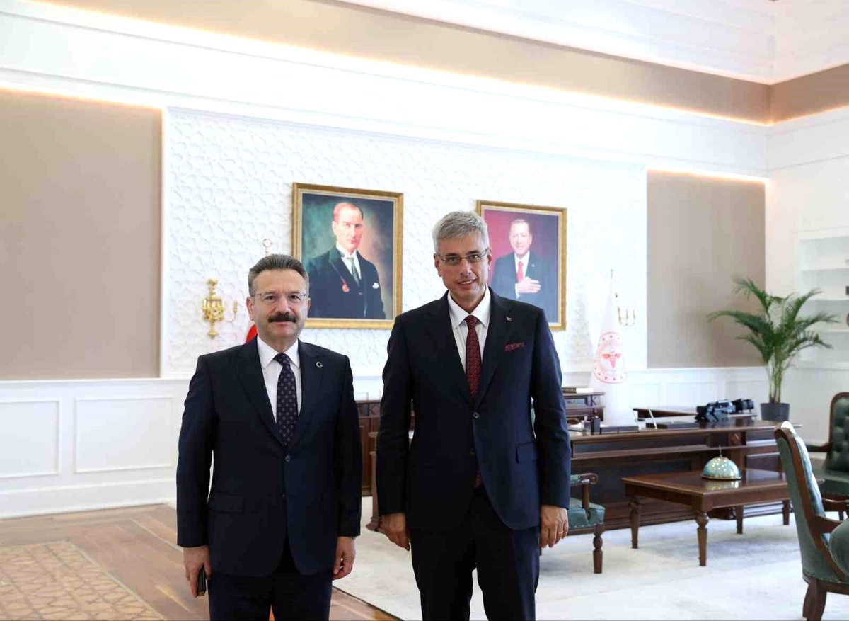 Eskişehir Valisi Hüseyin Aksoy, Sağlık Bakanı Prof. Dr. Kemal Memişoğlu\'nu ziyaret etti
