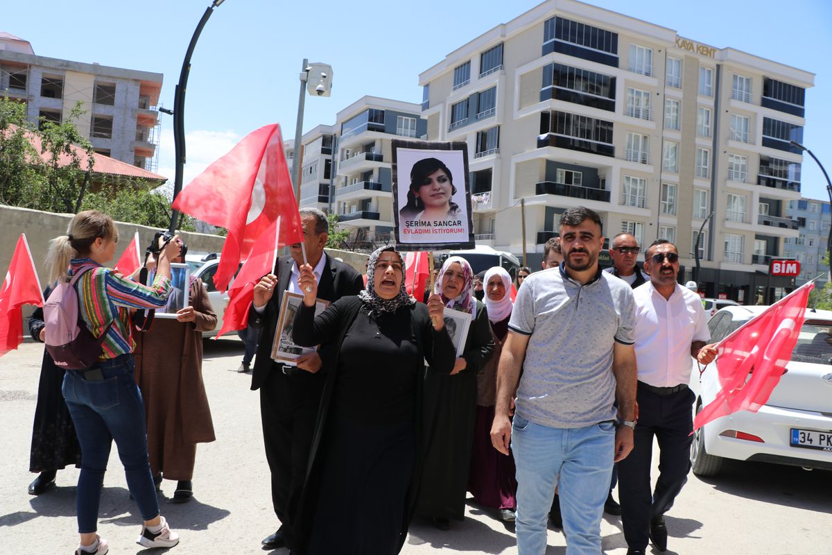 VAN\'da dağa kaçırılan çocukları için eylem yapan aileler 83. haftada da DEM Parti il binası önünde