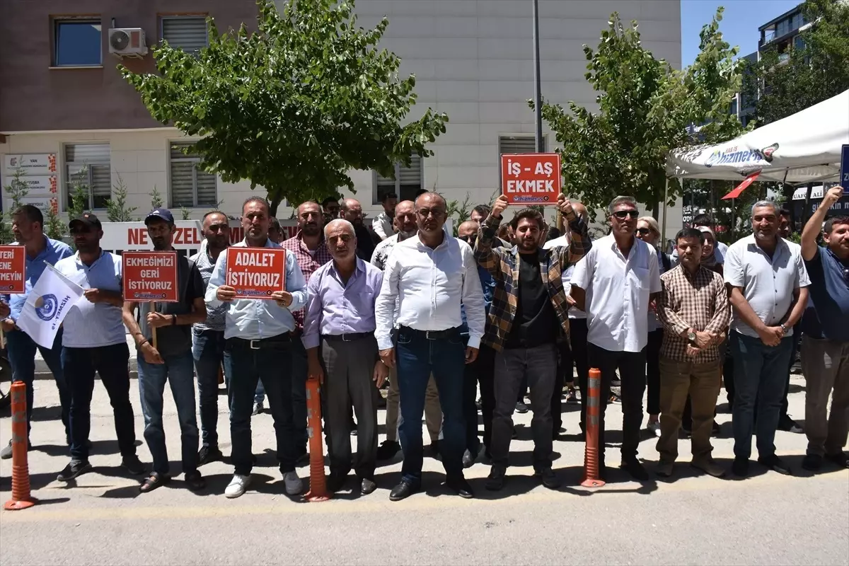 Van\'da işten çıkarılan işçiler İpekyolu Belediyesi önünde eylemlerini sürdürüyor